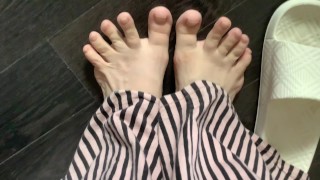 feticismo del piede. solo gambe prima di andare in sauna
