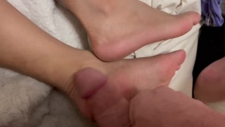 Compilation sexy de pieds et jambes couverts de sperme! À la recherche d’une baise d’un fan
