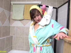 Video 78 years old grandma has fun in the bathtub