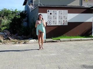 Ela abre a toalha no_meio da rua e depois_mija pelada