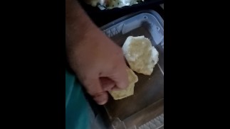 Шон кончает на яйца и играет в мокрый бисквит