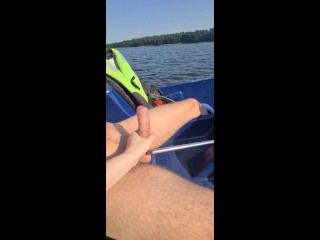 オランダの忙しい湖でボートに乗った見知らぬ人と危険な公共手コキ！ (フルビデオ)