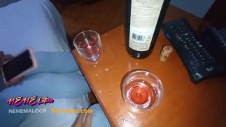 Bebiendo con mi mejor amiga en el hotel 