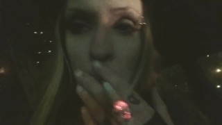 夜の車の中でタバコ