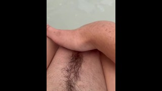 Dedilhando-me no banho orgasmo incrível e ruídos 