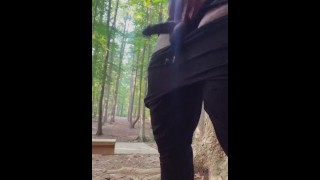 Acariciando Black Dick en el bosque