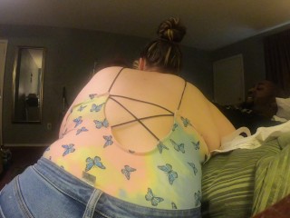 我的继妹巴姆邀请一位朋友来帮助克服我的负担