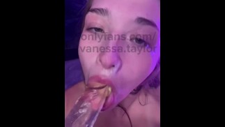 我喜欢用假阳具拍打我 19 岁的脸，然后吐口水弄得一团糟