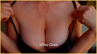 MILF lingerie chaude. Gros seins en soutien-gorge noir