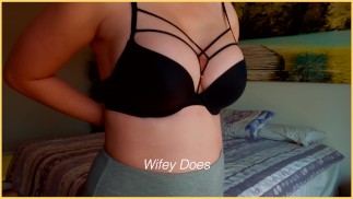 MILF lingerie chaude. Gros seins en soutien-gorge en dentelle noire