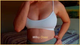 MILF lingerie chaude. Gros seins en soutien-gorge de sport blanc