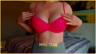 MILF lingerie chaude. Gros seins en soutien-gorge en dentelle rose