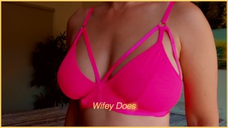 MILF lingerie chaude. Gros seins en soutien-gorge en dentelle rose