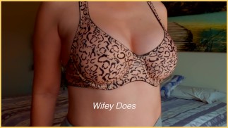 MILF lingerie chaude. Gros seins en soutien-gorge imprimé léopard