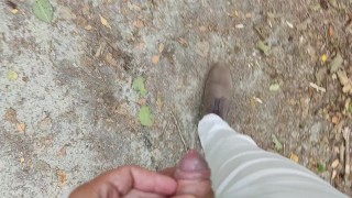 Pisser en marchant dans une forêt