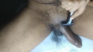 Sborra sui peli del cazzo maschile durante la rasatura 