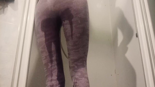 девушка писает в свои леггинсы