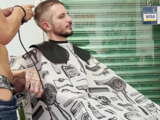 Le Coiffeur me Baise Enfin Après Des Mois à Essayer De Flirter