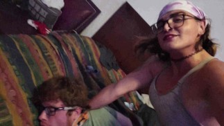 Sissy mari nonbinaire prenant la jolie bite sexy de Tgirls