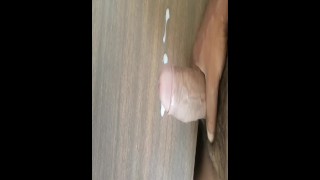 Llena de semen la oficina con una rica paja mañanera