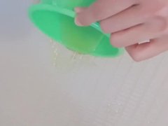 【おしっこシリーズ】 今回はバケツにおしっこしちゃったよ♡こんなシチュエーションありえないよね♡おまんこを思いっきり広げてみたので観察お願いします♡