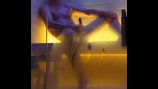 Intense masturbatie in de sauna