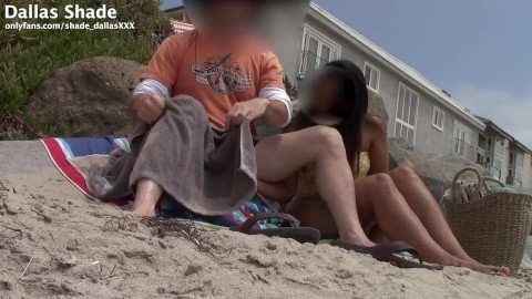 Garota arriscada dá uma punheta pública na praia com pessoas passando! Pego várias vezes