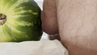 Fodendo uma melancia