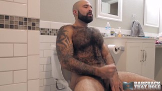 BAREBACKTHATHOLE Le morceau poilu Atlas Grant se masturbe en solo