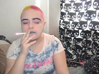 ПАНК-СОРВАНЕЦ КУРИТ СИГАРЕТУ