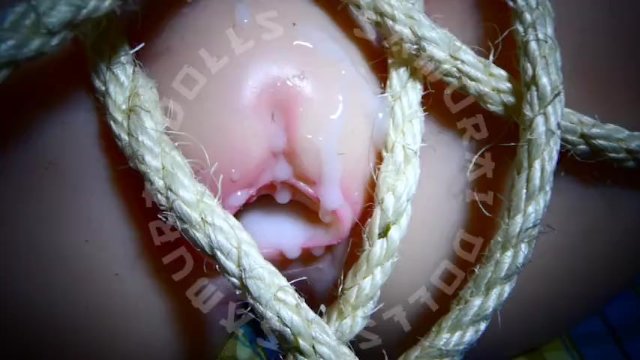 Школьница (+18) шлюха секс-кукла унижается, трахается и кончается в темном шкафу