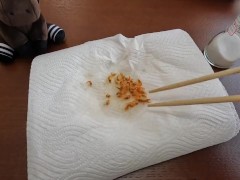 エビを取って素揚げにして食べる