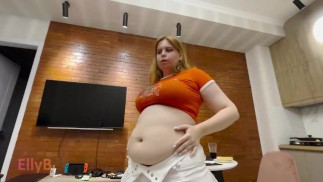 Süßes Mädchen, das KFC überfrisst. Großer Bauch aufgebläht. Schmerzender Magen