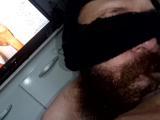 сосет киску, пока он не эякулирует в рот, смотря порно, она сучка, любит стерву💦