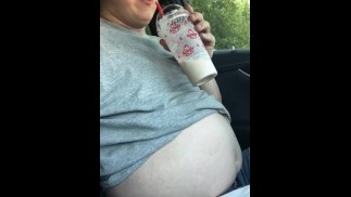 Хрюша съедает 1/2 фунта бутерброда и коктейля 