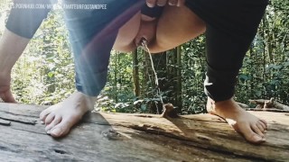 Une jeune femme se masturbe et gicle dans toute la forêt!
