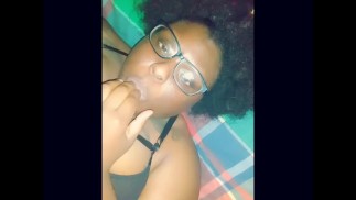 Затыкаю себе рот пальцами... Оральная фиксация.... в прозрачной рубашке... Большие сиськи.