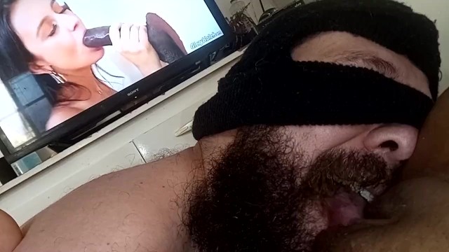 засунул свой язык в киску моей сучки во время просмотра порно Я непослушная сука