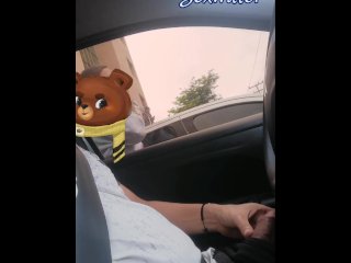 Me masturbo en el carro y las chicas mirando disimuladamente