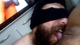 他咀嚼得多么美味，他吮吸着，他把舌头伸进我的阴户，而我在色情片中看到墙上的鸡巴