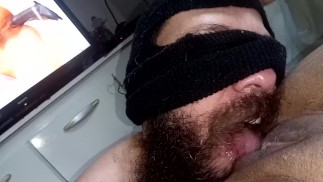 Je veux éjaculer avec cette langue en me maltraitant fort, en regardant la vache recevoir du sperme dans la chatte