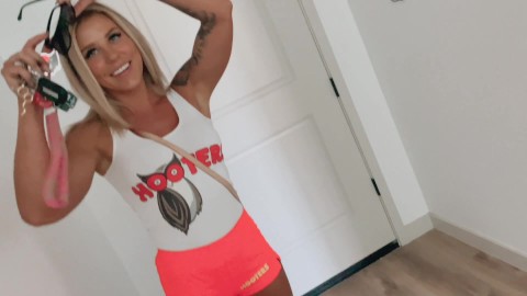 Blonde Hooters serveerster Jessica wordt ruw geneukt