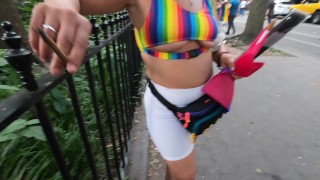 Vrouw onder borsten doorzichtige shorts op PRIDE parade