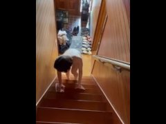 無修正。女奴隷を全裸にして階段掃除さす。露出調教。羞恥プレイ。 - Screenshot 11 of 16 - Pretty Girl