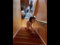 無修正。女奴隷を全裸にして階段掃除さす。露出調教。羞恥プレイ。 - Screenshot 13 of 16 - Humilation