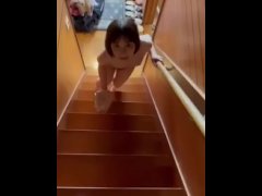 無修正。女奴隷を全裸にして階段掃除さす。露出調教。羞恥プレイ。 - Screenshot 14 of 16 - Shame