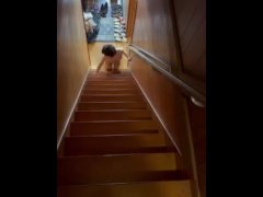 無修正。女奴隷を全裸にして階段掃除さす。露出調教。羞恥プレイ。 - Screenshot 5 of 16 - Humiliate