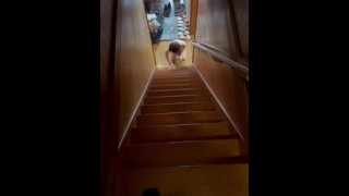 Unzensierte Sklavin Muss Nackt Die Treppe Putzen, Expositionstraining, Beschämendes Spiel
