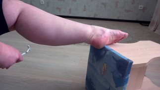 Милфа-толстушка бреет свои большие ноги.