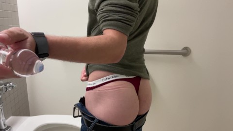 Digitación y uso de un tapón anal de vidrio en mi culo en el baño de trabajo